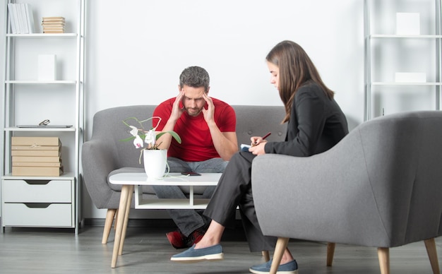 Triste hombre deprimido discutiendo problemas con psicólogo Discusión de problemas de hombres con psicólogo