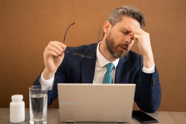 Triste hombre de negocios con un terrible dolor de cabeza hombre agotado que se siente malsano molesto por el dolor de cabeza enfermo