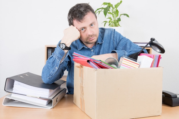 Triste homem de negócios demitido de seu trabalho de escritório