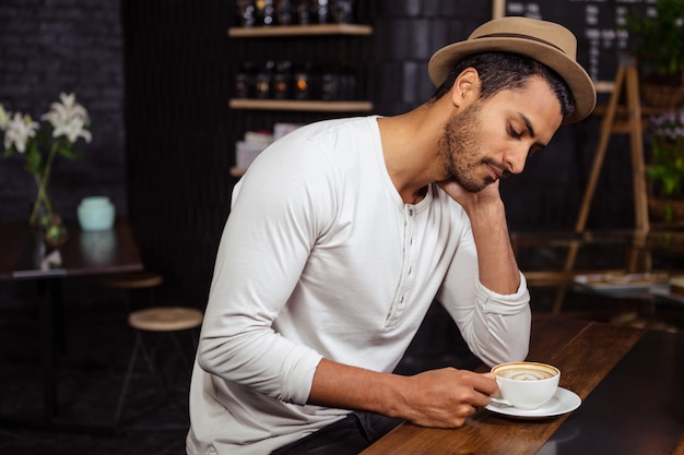 Triste homem segurando seu café