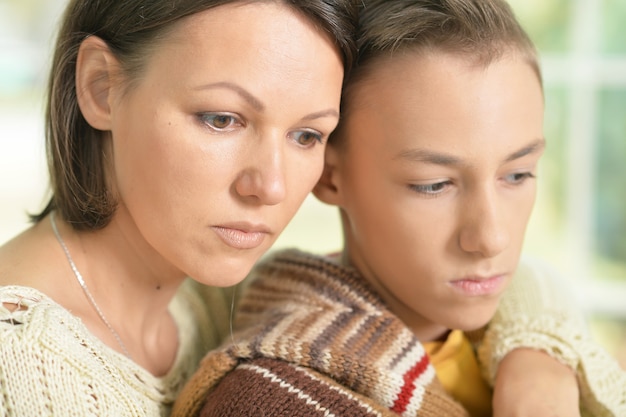 Triste madre e hijo mirando a distancia