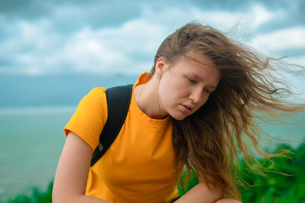 Triste malestar frustrado joven viajero está sufriendo en el fondo natural del océano mar deprimido