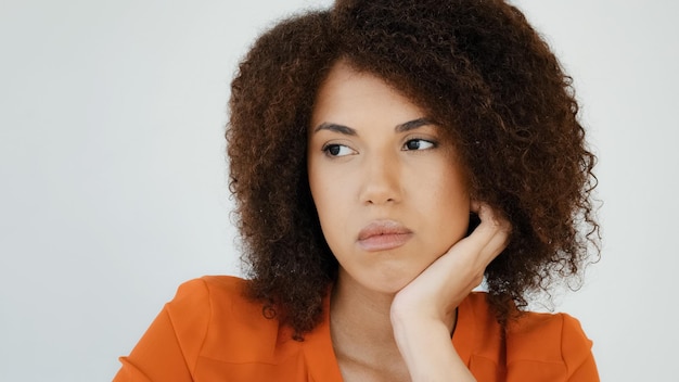 Triste mujer africana preocupada reflexionar sobre problemas de pensamiento sensación de ansiedad depresión malestar frustrado solitario