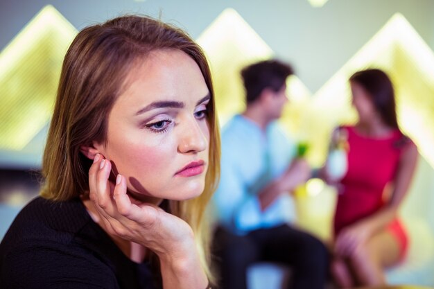 Foto triste mujer contra pareja