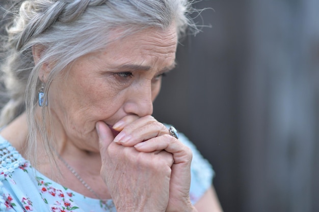 Triste mujer hermosa senior