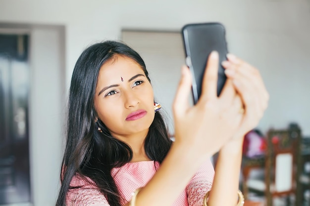 Triste mujer India tomando un selfie