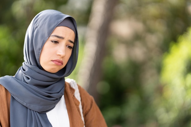 Triste mujer musulmana al aire libre Cerrar imagen