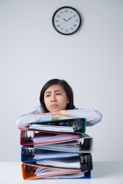 Foto triste mujer de negocios agotada