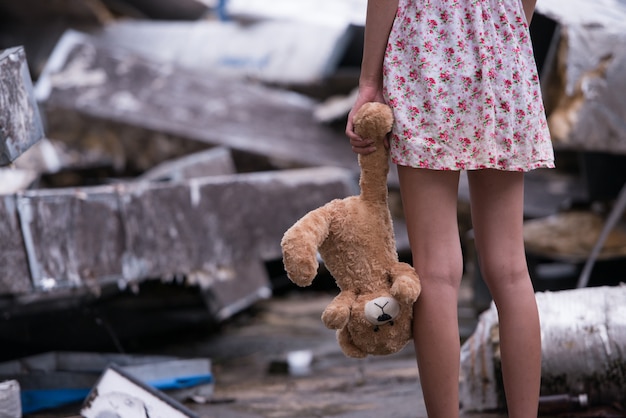 Triste mujer de pie con muñeca