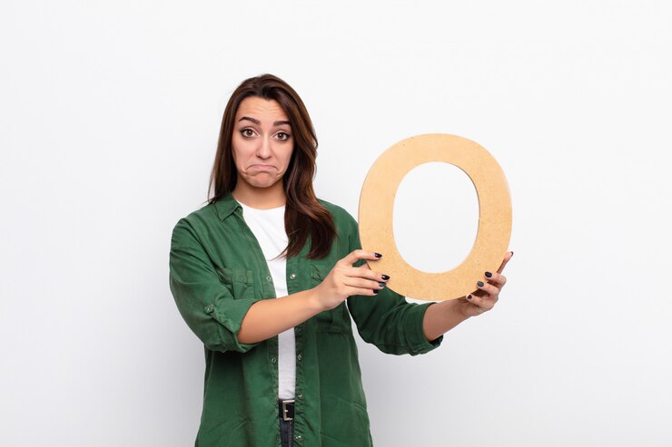 Foto triste mujer sosteniendo la letra o del alfabeto para formar una palabra
