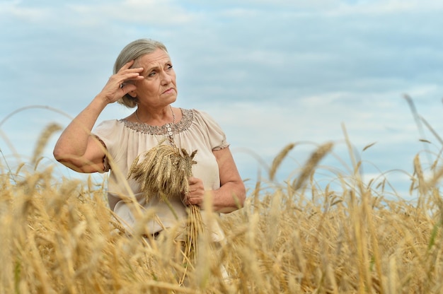 Triste mulher bonita sênior em campo