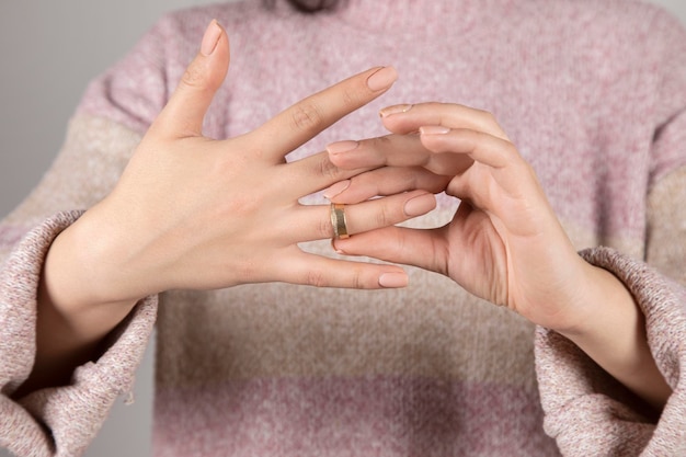 Triste mulher segurando a aliança de casamento