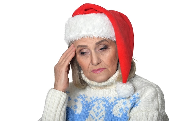 Foto triste mulher sênior com chapéu de papai noel isolado no fundo branco