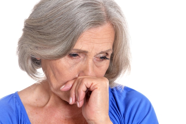 Triste mulher sênior isolada no fundo branco