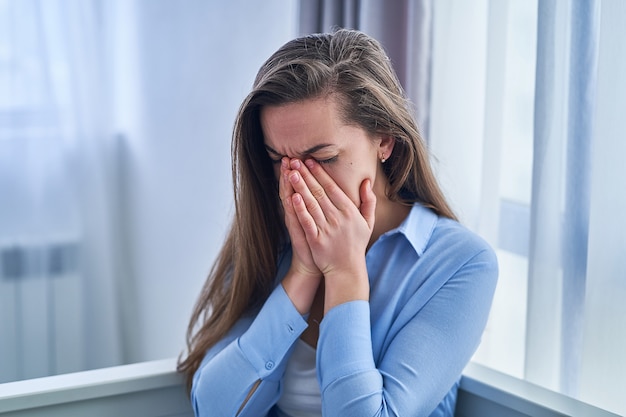 Triste mulher solitária chorando com dificuldades da vida e problemas emocionais mentais durante a depressão