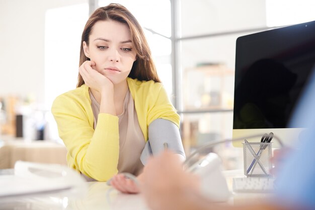 Triste paciente do sexo feminino na clínica moderna