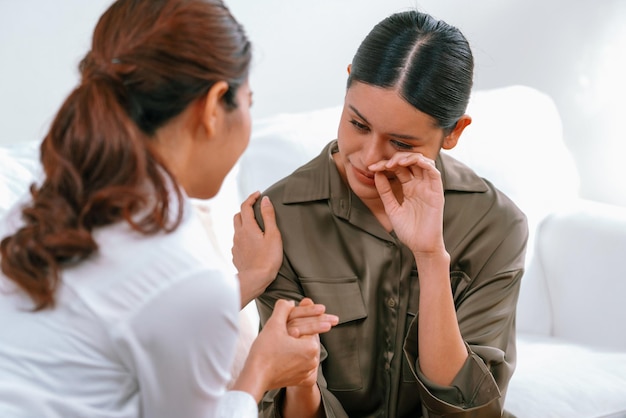 Triste paciente de TEPT en terapia extrema para la salud mental con psicólogo