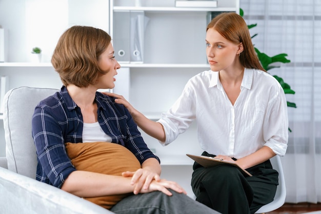 Triste paciente de TEPT en terapia máxima para la salud mental con psicólogo