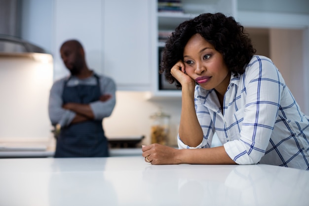 Triste pareja en cocina