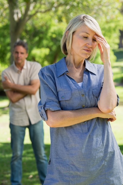 Triste pareja en un parque