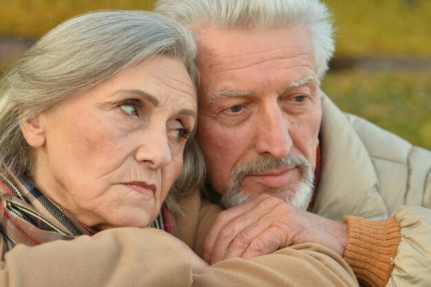 Triste pareja senior en el parque