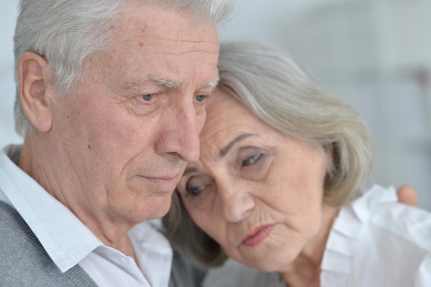 Triste pareja senior posando