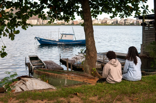 Triste pareja sentada junto al aire libre