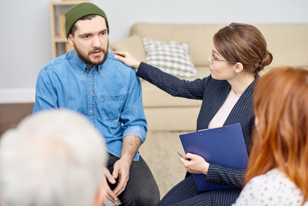 Triste participante da sessão de terapia em grupo