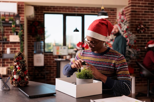 Triste persona infeliz que fue despedida en Navidad, sintiéndose deprimida por la pérdida de trabajo durante la temporada festiva de Navidad. Hombre desempleado que fracasa en su carrera y es despedido del trabajo.