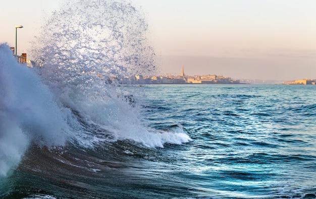 Trituración de olas durante la marea alta en Saint-Malo, Bretaña, Francia