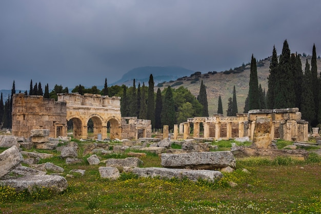 Triumph Tore in der antiken Stadt Hierapolis in Pamukkale Türkei auf dem Hintergrund der Berge