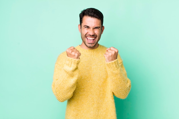 Triumphierend lachen und sich glücklich und aufgeregt fühlen, während man Erfolge feiert