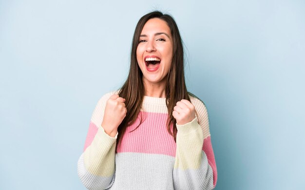 Triumphierend lachen und sich glücklich und aufgeregt fühlen, während man Erfolge feiert