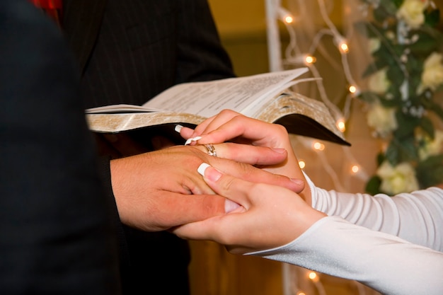 Foto troca de alianças de casamento