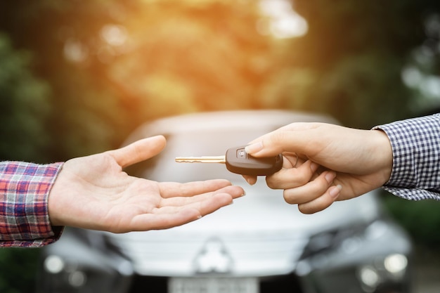 Troca de empresário entregando as chaves do carro para uma jovem