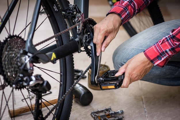 Troca de pedais de bicicleta