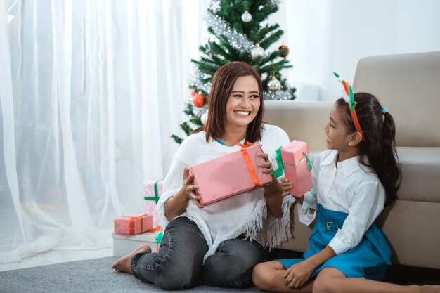 Troca de presentes durante o natal