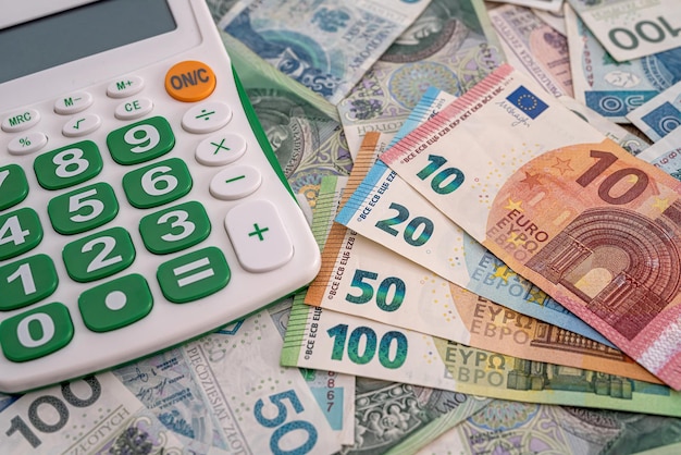 Trocar conceito pln dinheiro polonês com notas de euro e calculadora rica