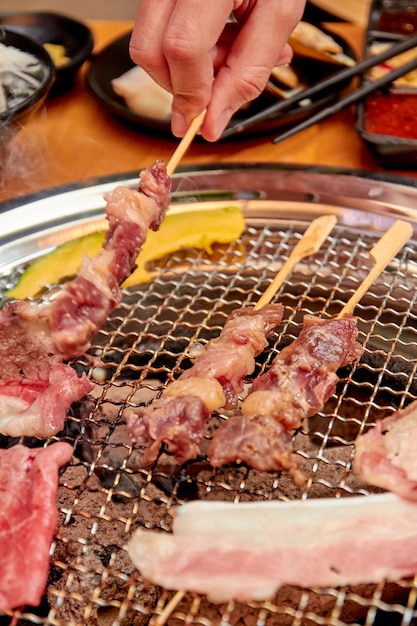 Trocken gereifte Rindfleischspieße. Gegrilltes Fleisch auf dem Grillherd