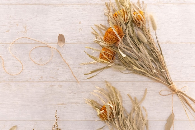 Trockene Blumen auf Holztisch Saison Hintergrund