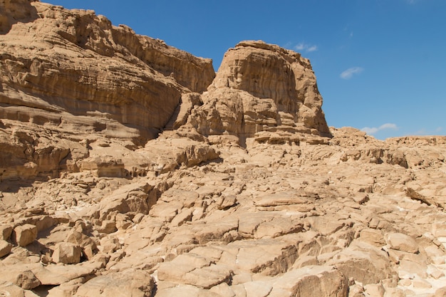 Trockene Felsen in einer Wüstenansicht