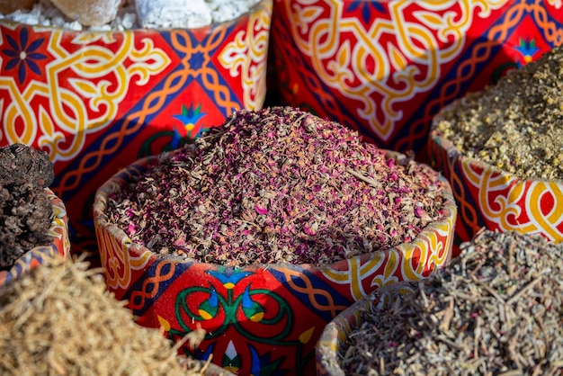 Trockene Karkade-Teeblätter im Weidenkorb auf dem Straßenmarkt Sharm el Sheikh Ägypten Trockener Kräuter-Hibiskus für Tee in Körben Arabische Kräuter auf dem traditionellen Basar