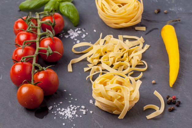 Trockene Nudeln mit Tomaten, Basilikum und Pfeffer