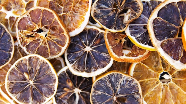 Trockene Orangen- und Grapefruitscheiben. Fruchtchips Hintergrund.