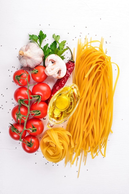 Trockene Pasta auf Holzhintergrund Traditionelle italienische Küche Draufsicht Kopierbereich