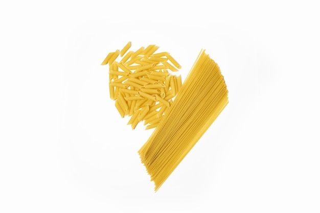 Trockene Pasta lange Spaghetti auf weißem Hintergrund Draufsicht flach liegend Banner