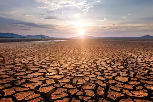 Trockene Risse im Land, ernsthafte Wasserknappheit