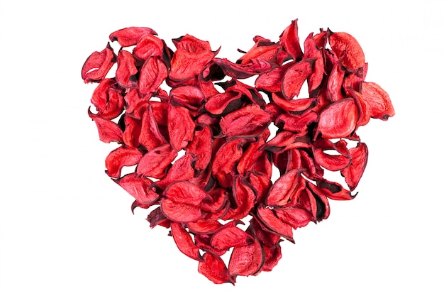 Trockene rote Rosenblätter in Herzform