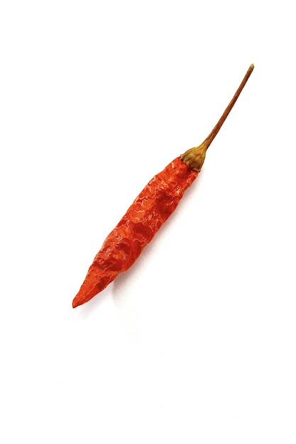 Trockene rote scharfe Chilischoten Textur Hintergrund, getrocknete rote Karen Chili ist traditionelles asiatisches Chili (Prik Ka Reang) auf weißem Hintergrund