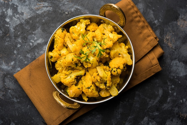 Trockener Gobi Masala oder Blumenkohl Sabzi in einer Schüssel serviert. selektiver Fokus